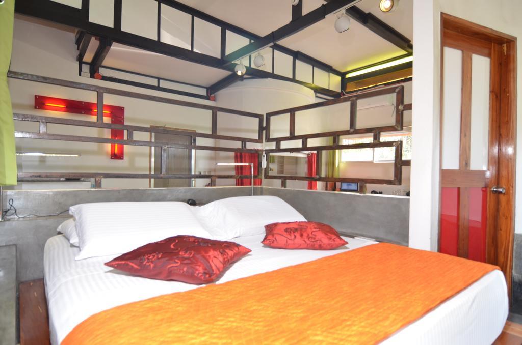 Somewhere Else Boutique Resort Mambajao Phòng bức ảnh