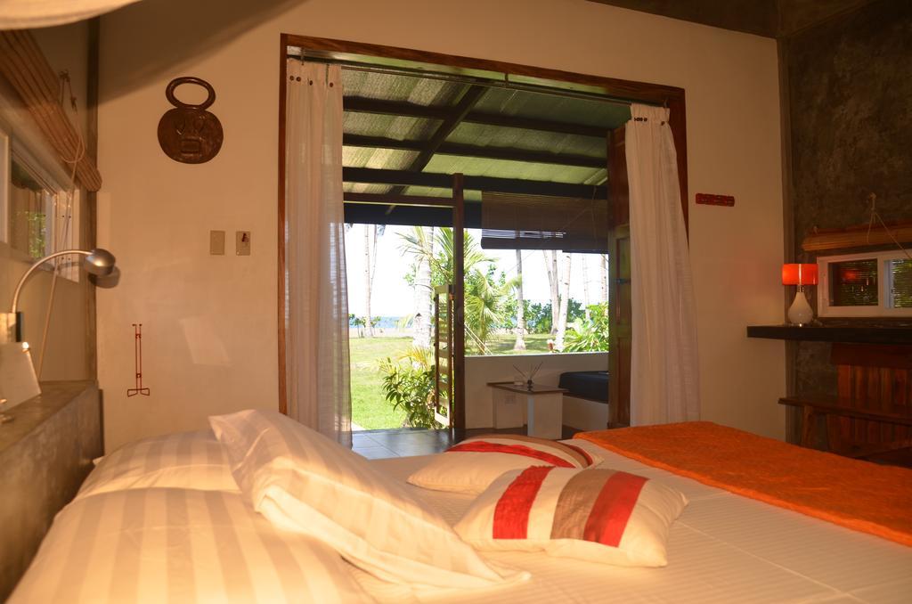 Somewhere Else Boutique Resort Mambajao Phòng bức ảnh
